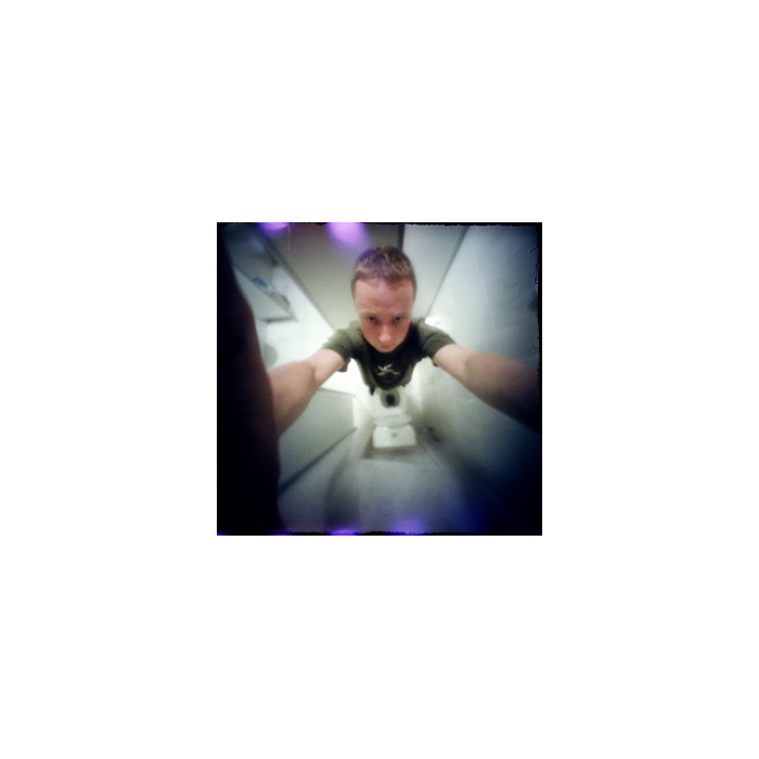 [<>]