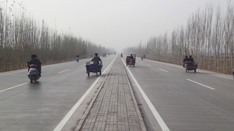 [nová dálnice vedoucí do Kašgaru, nejzápadnějšího města Číny]